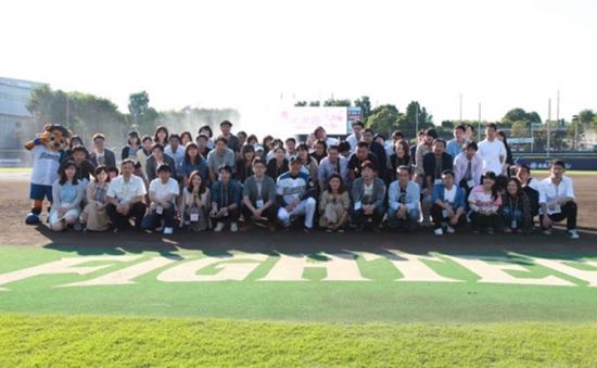 鎌スタ グラウンドで記念撮影